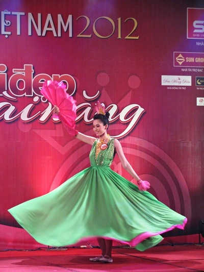 tân Hoa hậu Việt Nam 2012 với vẻ đẹp ngời sáng trong nắng miền Trung