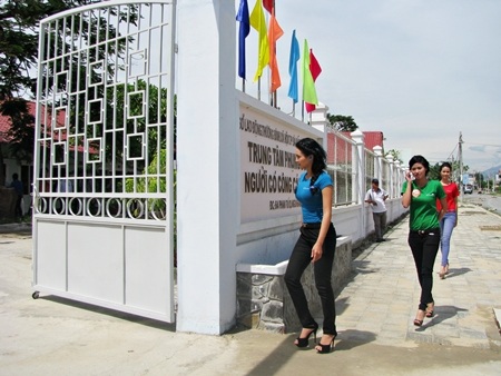 BTC và các thí sinh chụp hình lưu niệm