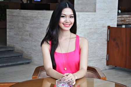 tạo dáng và nghịch đùa nước hồ liền biển tại một khu nghĩ dưỡng ở Đà Nẵng