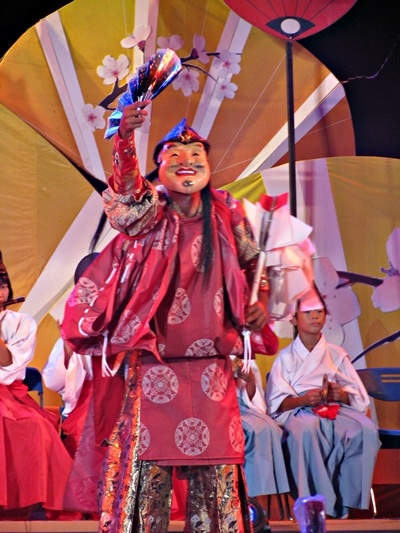 các em thiếu nhi đến từ Nhật Bản có một tiết mục vui nhộn và đẹp mắt