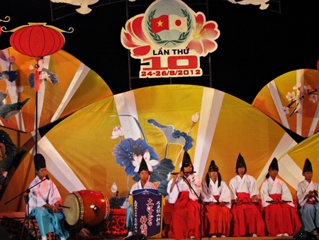 các em thiếu nhi đến từ Nhật Bản có một tiết mục vui nhộn và đẹp mắt