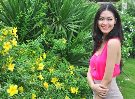 Hoa hậu Thùy Dung như đóa hoa rực rỡ nhất giữa vườn hoa ven biển Đà Nẵng