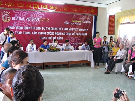 thí sinh Hoa hậu Việt Nam hát tặng các cụ ở Trung tâm