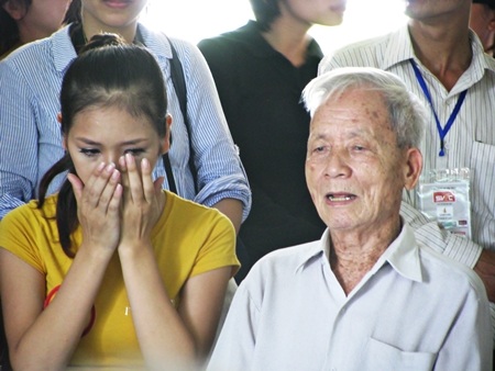 và cả những giọt nước mắt khi nghe các cụ kể chuyện đời