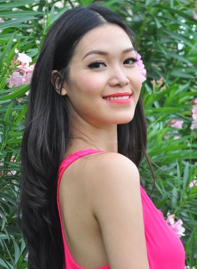 Hoa hậu Thùy Dung như đóa hoa rực rỡ nhất giữa vườn hoa ven biển Đà Nẵng