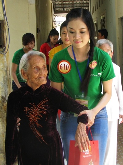 cùng dìu các cụ về phòng nghỉ ngơi sau buổi giao lưu