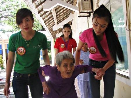 cùng dìu các cụ về phòng nghỉ ngơi sau buổi giao lưu