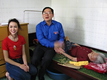 thăm hỏi tận phòng các cụ đau yếu không đi lại được