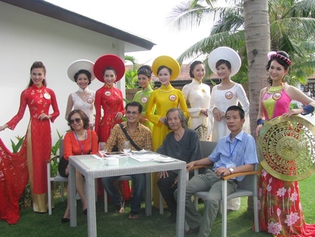 ghi điểm và ghi hình lưu niệm với BGK cùng các thí sinh trong nhóm