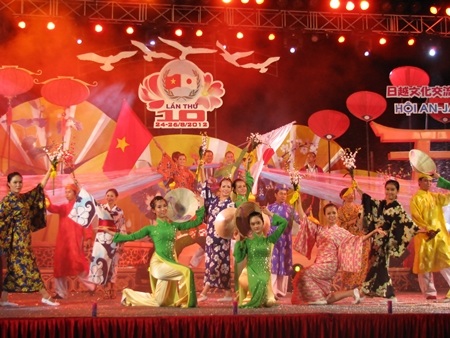 đêm khai mạc khép lại với màn trình diễn đượm tình hữu nghị Việt - Nhật