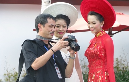 duyên dáng cả khi xem lại khuôn hình của các nhiếp ảnh gia