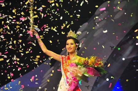 tân Hoa hậu đăng quang trong tiếng vỗ tay của khán giả