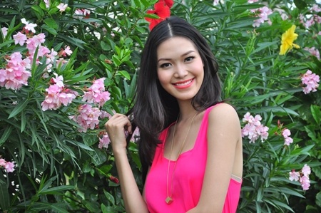 Hoa hậu Thùy Dung như đóa hoa rực rỡ nhất giữa vườn hoa ven biển Đà Nẵng