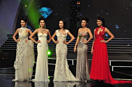 ghi điểm và ghi hình lưu niệm với BGK cùng các thí sinh trong nhóm