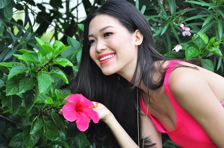 Hoa hậu Thùy Dung như đóa hoa rực rỡ nhất giữa vườn hoa ven biển Đà Nẵng