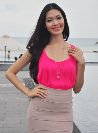 tạo dáng và nghịch đùa nước hồ liền biển tại một khu nghĩ dưỡng ở Đà Nẵng