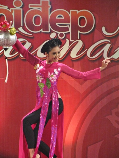 người đẹp khoe dáng với động tác múa uyển chuyển