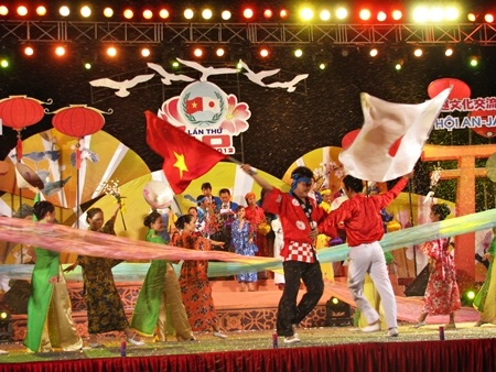 đêm khai mạc khép lại với màn trình diễn đượm tình hữu nghị Việt - Nhật