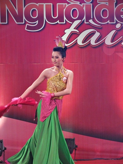 tân Hoa hậu Việt Nam 2012 với vẻ đẹp ngời sáng trong nắng miền Trung