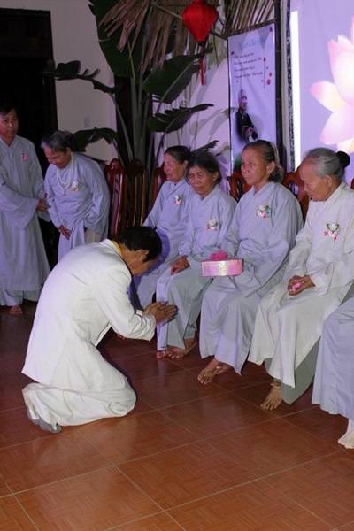 Xúc động lễ gắn hoa cài áo ngày Vu Lan báo hiếu - 23 Xúc động lạy tạ công ơn đấng sinh thành