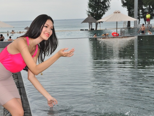 tạo dáng và nghịch đùa nước hồ liền biển tại một khu nghĩ dưỡng ở Đà Nẵng