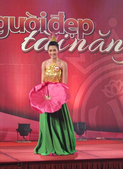 tân Hoa hậu Việt Nam 2012 với vẻ đẹp ngời sáng trong nắng miền Trung