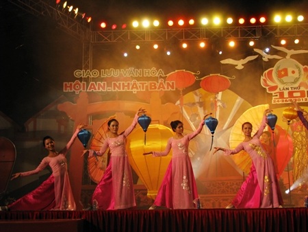 Các nghệ sĩ Hội An gửi Bốn mùa trên phố Hội đến những người bạn ở  xứ sở hoa anh đào