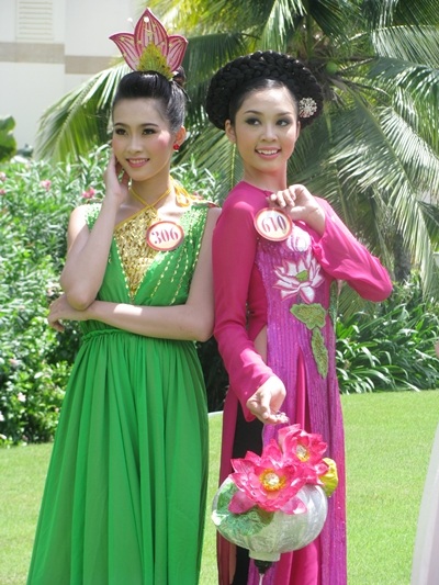 Tân Hoa hậu và thí sinh chủ nhà Nguyễn Thị Xuân Trang - thí sinh đạt giải thưởng Hoa hậu tài năng