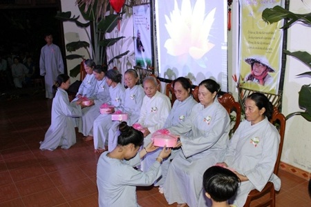 Xúc động lễ gắn hoa cài áo ngày Vu Lan báo hiếu - 22 Thành kính dâng quà tri ân tượng trưng lên mẹ bằng cả trái tim