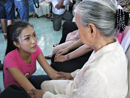 người đẹp chủ nhà Đà Nẵng - Đặng Thị Lệ Hằng là người quen với các cụ ở Trung tâm