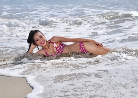 Không ngại ngần đằm mình trong biển nước giữa trưa nắng hàng giờ liền để có được khuôn hình đẹp