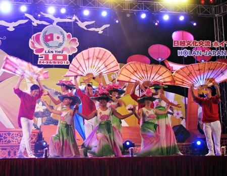 Các nghệ sĩ Hội An gửi Bốn mùa trên phố Hội đến những người bạn ở  xứ sở hoa anh đào