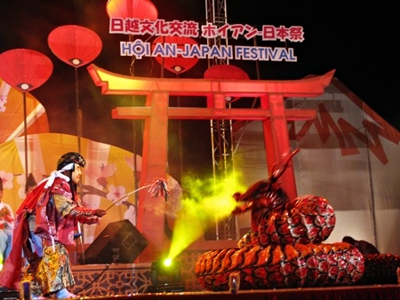 các em thiếu nhi đến từ Nhật Bản có một tiết mục vui nhộn và đẹp mắt