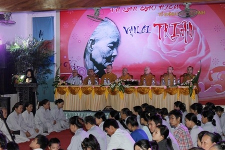 Xúc động lễ gắn hoa cài áo ngày Vu Lan báo hiếu - 19 Khách thập phương cùng các phật tử về tổ đình Chúc Thánh (Hội An, Quảng Nam)