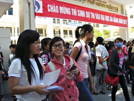 Các thí sinh thi vào ĐH Đà Nẵng năm 2012.