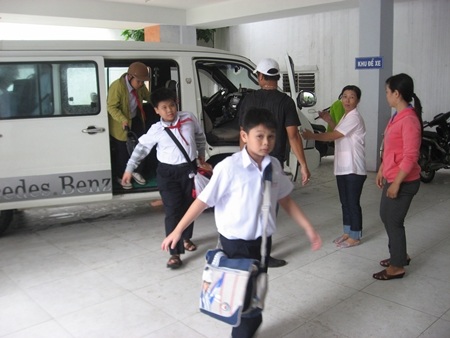 “Vỡ” bán trú, phụ huynh đổ xô gửi con vào trung tâm lưu trú