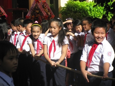 học trò lớp lớn vui mừng gặp lại bạn học 