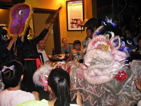 Trung thu sớm tưng bừng mọi xóm làng, góc phố