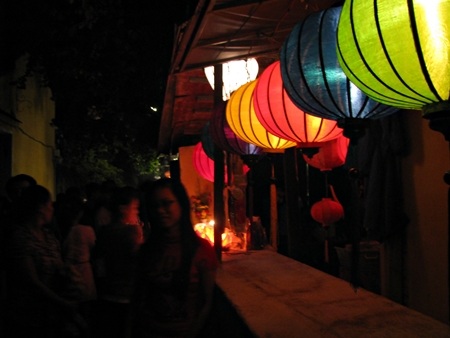 Trong một không gian khác, ở khu phố đi bộ, đêm trung thu trầm tĩnh hơn (ảnh: Khánh Hiền).