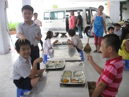 Khu vực ăn trưa của các em HS được cơi nới ra sát sân đậu đỗ xe - ảnh chụp tại trung tâm V.T.