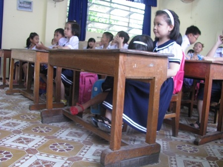 Các HS lớp 3 bậc tiểu học đã bắt đầu phải khom lưng khi viết bài trong lớp học.