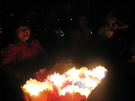 Trong một không gian khác, ở khu phố đi bộ, đêm trung thu trầm tĩnh hơn (ảnh: Khánh Hiền).