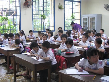 “Vỡ” bán trú, phụ huynh đổ xô gửi con vào trung tâm lưu trú