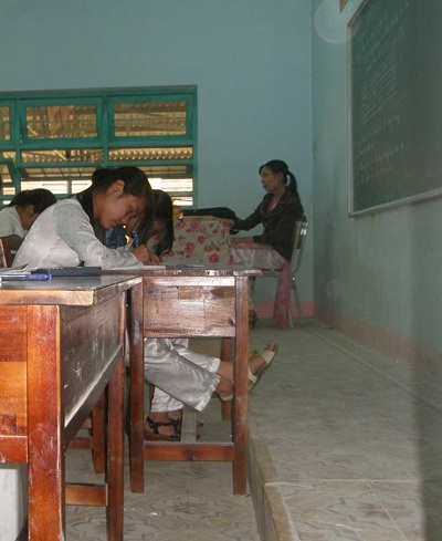 Các HS lớp 3 bậc tiểu học đã bắt đầu phải khom lưng khi viết bài trong lớp học.