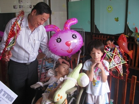 Mỗi lần trở lại Trung tâm thăm Nhân Hậu, chúng tôi đều nhận thấy sức khỏe của bé tiến triển tốt