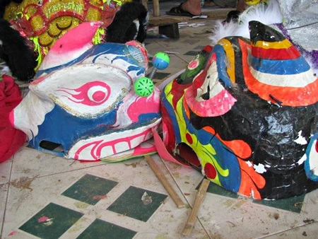 Sản phẩm làng nghề chế tác ra có những lân nhỏ ...