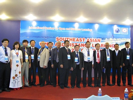 Các đại biểu dự khai mạc Hội thảo tại Đà Nẵng sáng 27/10.