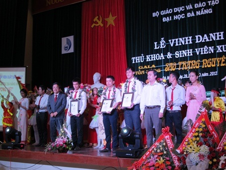Các thủ khoa và sinh viên ưu tú năm 2012 được ĐH Đà Nẵng vinh danh.