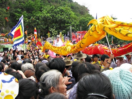 lễ hội Quán Thế Âm tại danh thắng Ngũ Hành Sơn thu hút đông đảo du khách đến Đà Nẵng