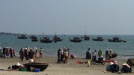 khi tàu thuyền cập bến thì các bà các chị đã đón đợi sẵn từ sớm